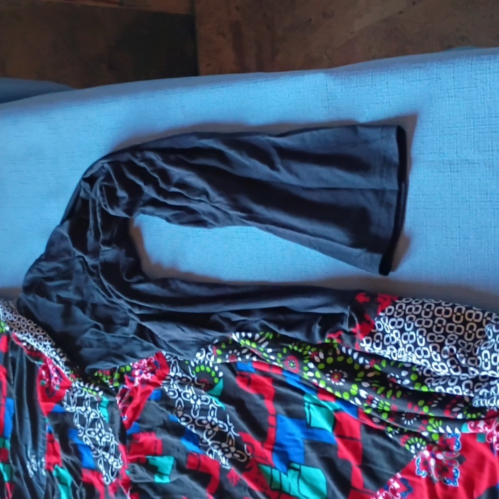 Soft Focus Geometric Pattern Top - Picture 7 of 13